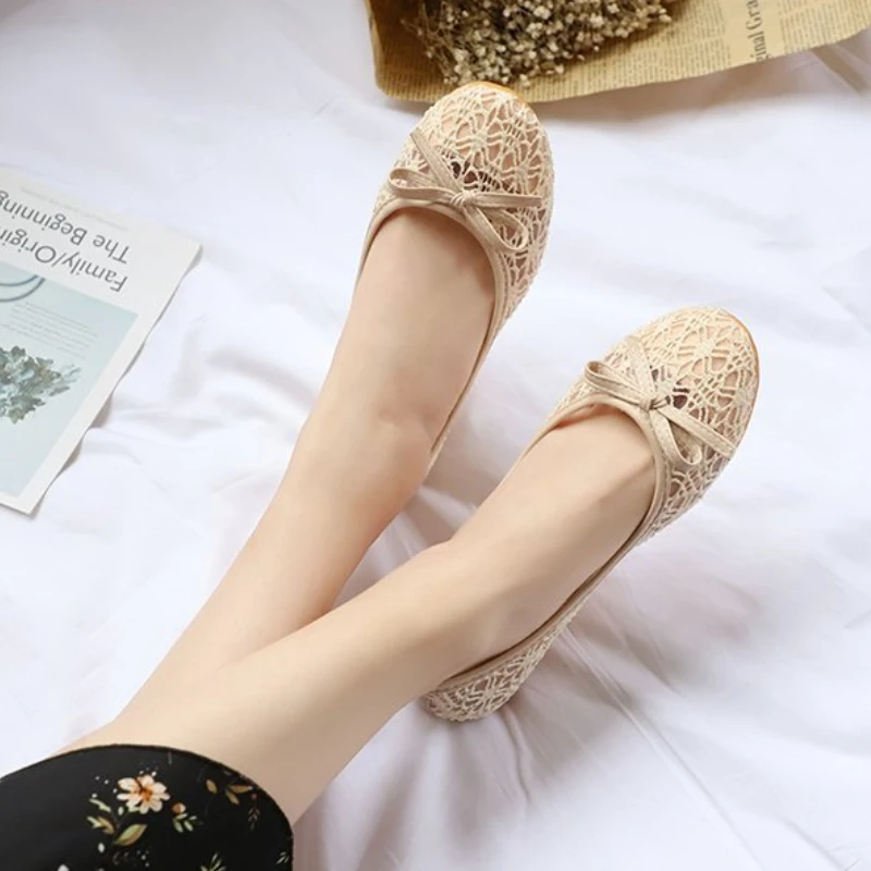 Летни дамски обувки на равна подметка свързани с лък и кръг пръсти; дишаща лека дамски обувки с изрезки; Дизайнерски решения