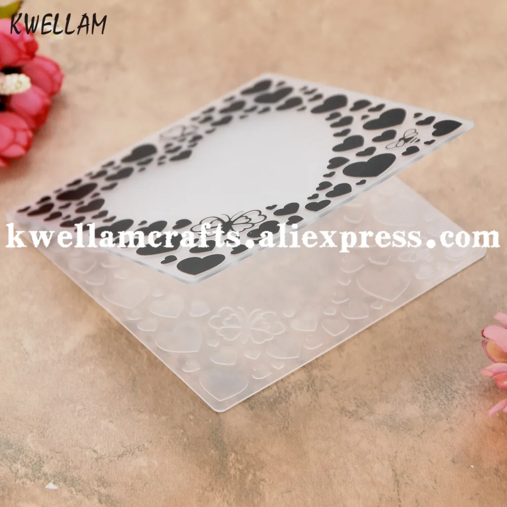 Пластмасова папка с отпечатан във формата на сърце за албума 