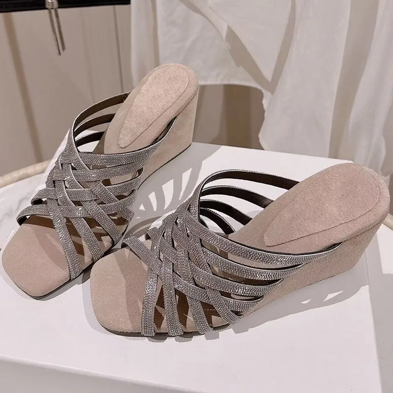 Дамски велурени обувки на танкетке, ново прием на 2023 г., дамски чехли с отворени пръсти и кръстосана шнур, високо качество на улични дамски чехли от естествена кожа