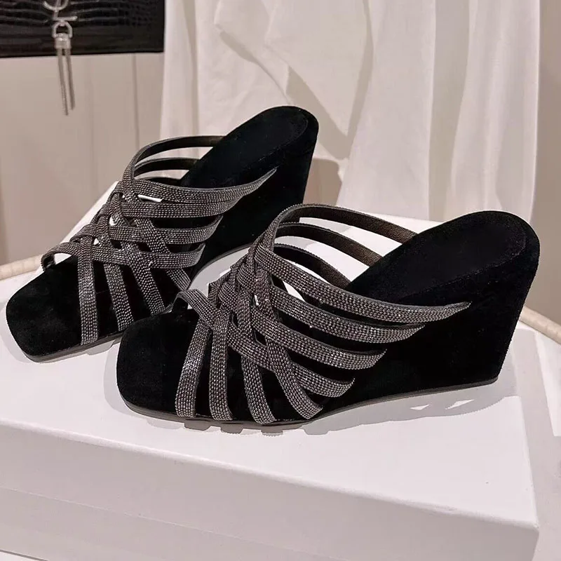 Дамски велурени обувки на танкетке, ново прием на 2023 г., дамски чехли с отворени пръсти и кръстосана шнур, високо качество на улични дамски чехли от естествена кожа