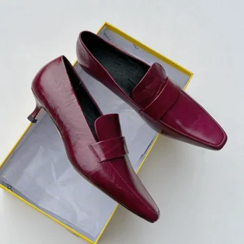 2023 Пролетта на нови женски прости кожени обувки-лодка с текстура на нисък ток във френски ретро-бордовом цвят с квадратни пръсти на ток коте