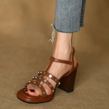 Дамски летни гладиаторски сандали на дебел висок ток с нитове, сандали с отворени пръсти, дамски сандали от телешка кожа в римски стил с нитове