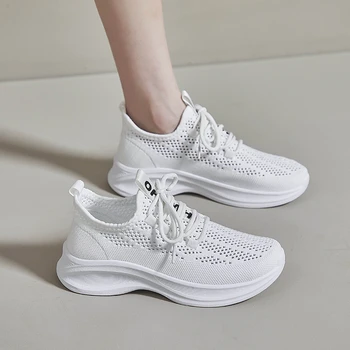 Дамски обувки 2023 г., модни дамски вулканизированная обувки от окото на материала, летни дишащи дамски маратонки на еднакво дантела, дамски ежедневни обувки