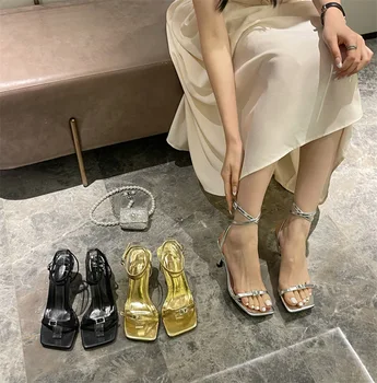 На мода 2023 летни дамски сандали на висок ток с квадратна глава и фин гърло, украсено с пайети и появата на ключалката. ZL
